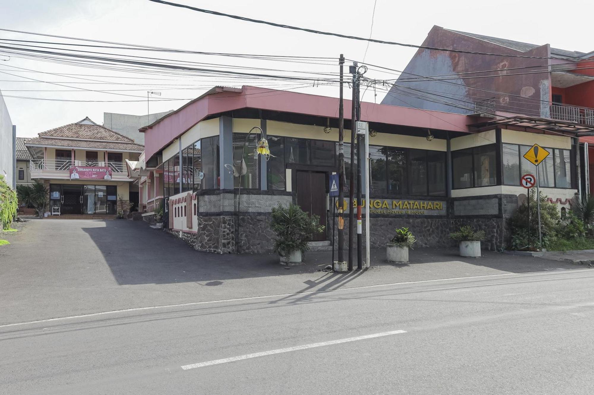 Oyo Bunga Matahari Guest House And Hotel Batu  Buitenkant foto