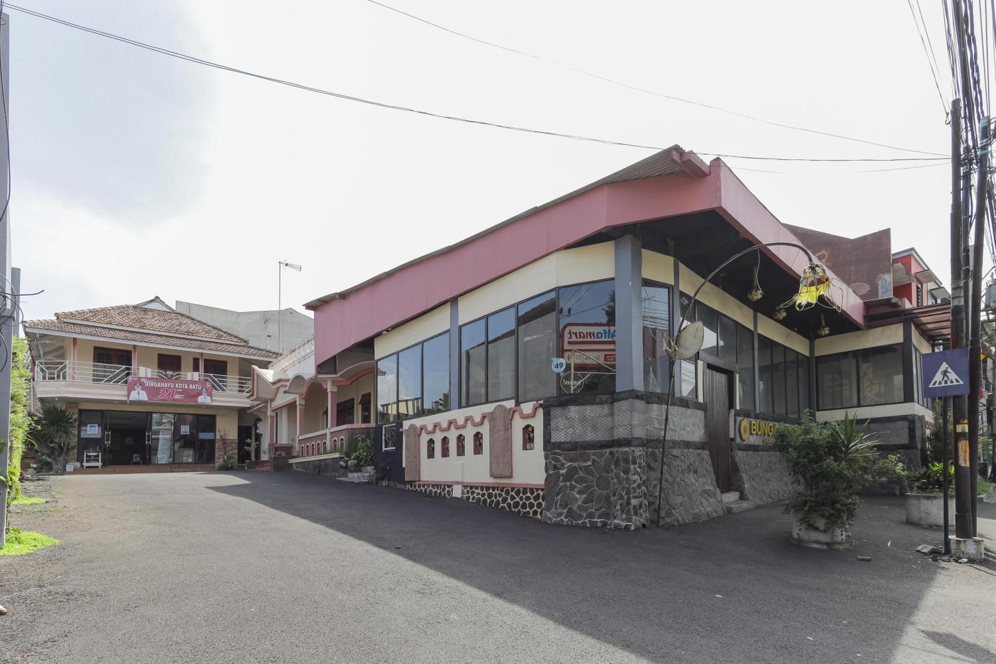 Oyo Bunga Matahari Guest House And Hotel Batu  Buitenkant foto